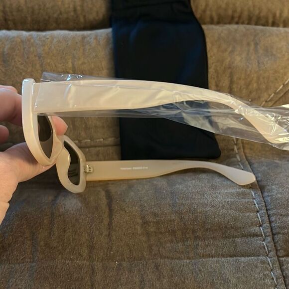 Retro-Vibe Rectangular Polarized Anti-Glare Sunglasses. Pale Salmon Color. - Picture 4 of 7